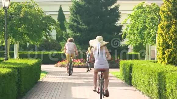一群骑自行车的年轻朋友骑在户外视频的预览图