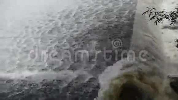 滔滔瀑布奔流泄洪视频的预览图