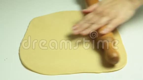 女人做饭和处理面团视频的预览图