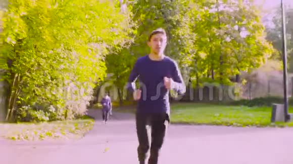 年轻人在公园里跑步健身视频的预览图