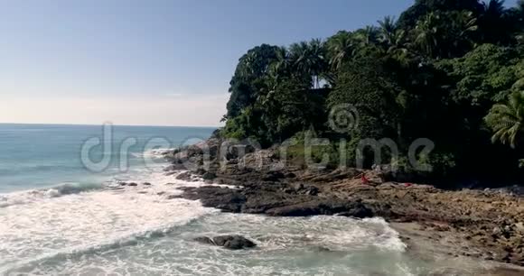 热带岛屿海滩和海滨的鸟瞰图视频的预览图