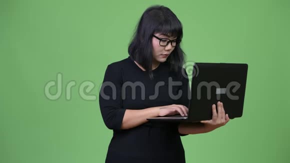 漂亮的亚洲女商人用笔记本电脑视频的预览图