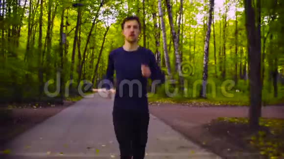 年轻人在公园里跑步健身视频的预览图