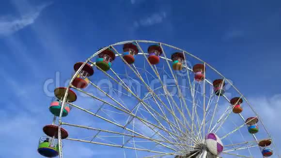 带有蓝天背景的游乐园摩天轮视频的预览图