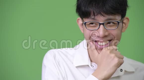 年轻快乐的亚洲商人微笑着思考视频的预览图