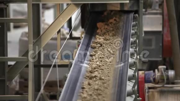 陶瓷工厂设备输送机上的粘土运输工业内部视频的预览图