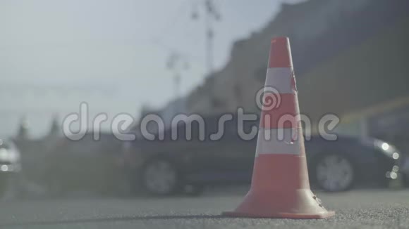 警察在路上盘旋事故地点运输道路交通签字基辅视频的预览图