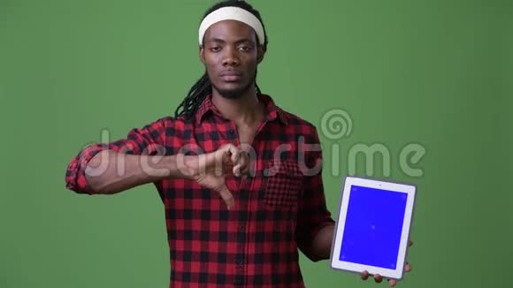 年轻英俊的非洲男人戴着绿帽子视频的预览图