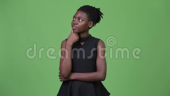 年轻漂亮的非洲女商人思考视频的预览图