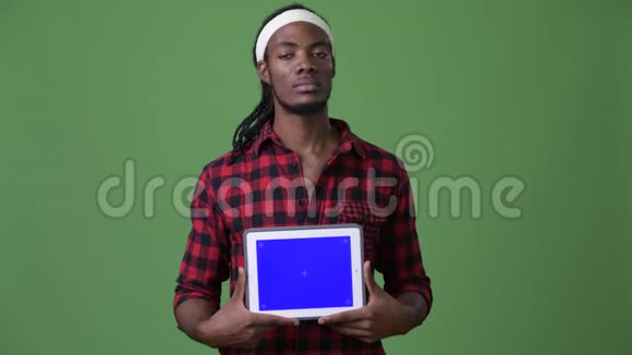 年轻英俊的非洲男人戴着绿帽子视频的预览图
