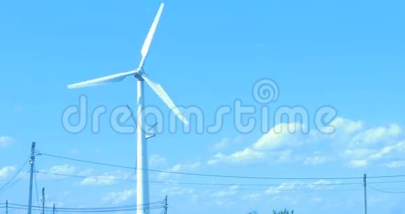 风力涡轮机在背景天空中的替代能源视频的预览图