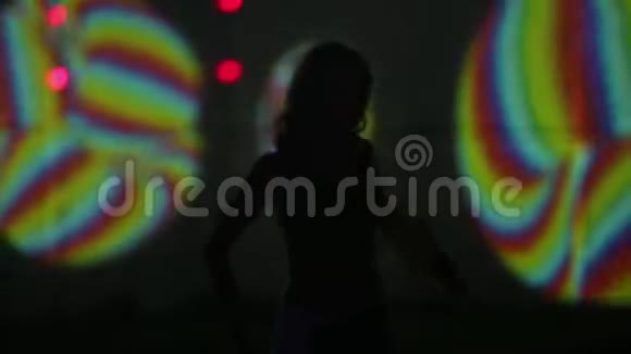 晚上迪斯科舞厅的女孩派对舞池节日快乐视频的预览图