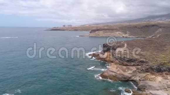 西班牙卡莱塔特内里费2018年5月18日加那利群岛大西洋岩石海岸鸟瞰图视频的预览图