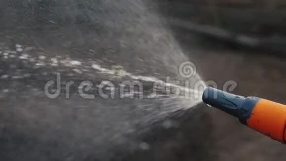 园艺园林护理理念泼水慢动作视频女人拿着花园软管浇水园艺师视频的预览图