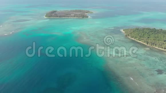 空中飞越热带岛屿白色海滩加勒比海绿松石水珊瑚礁印度尼西亚苏门答腊巴尼亚克群岛导游视频的预览图