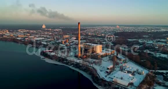 垃圾焚烧厂带有吸烟烟囱的垃圾焚烧厂工厂污染环境的问题视频的预览图