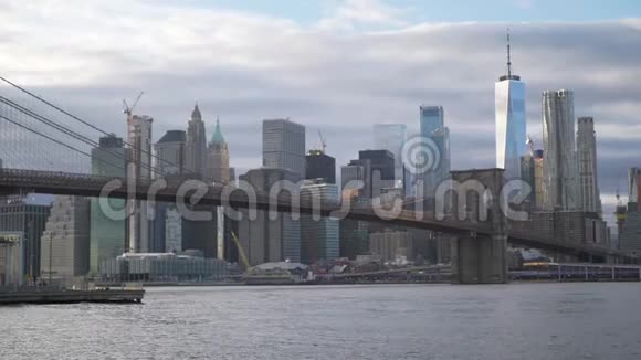 在曼哈顿的天际线上可以看到布鲁克林大桥视频的预览图