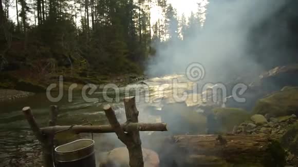 在锅里煮食物太过火了视频的预览图