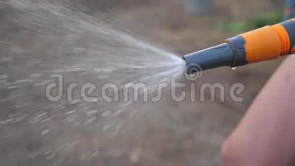 园林护理生活方式理念泼水慢动作视频拿着花园水管浇水的女人视频的预览图