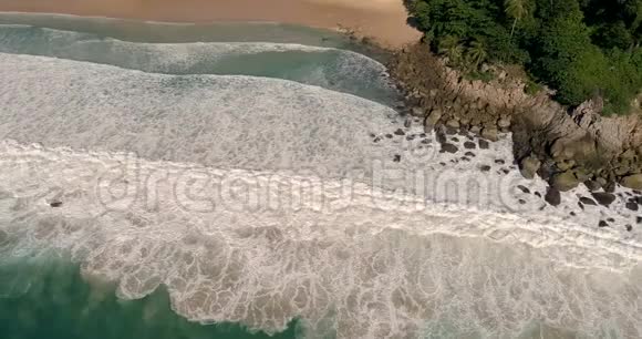 热带岛屿海滩和海滨的鸟瞰图视频的预览图