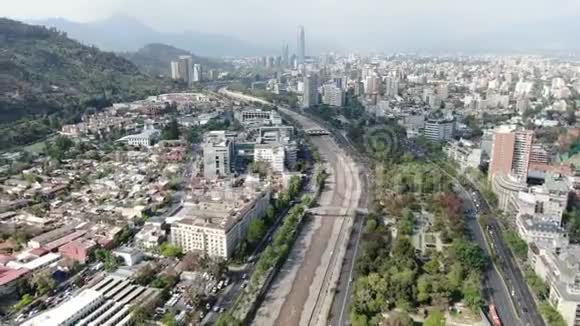 河流和城市的鸟瞰图视频的预览图