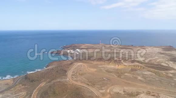 从西班牙加那利群岛特内里费海岸线高度的空中景观4K的无人机视频的预览图