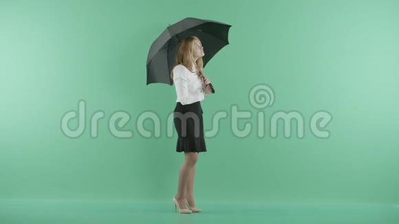 一位年轻女子撑着伞站着视频的预览图