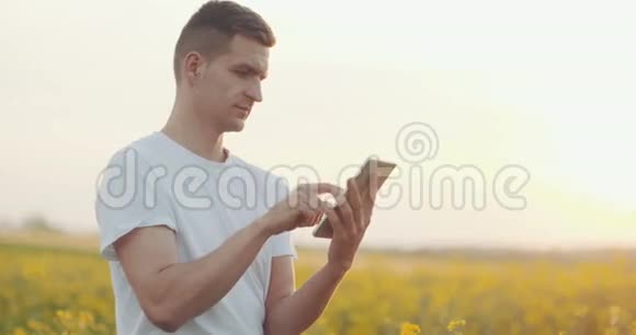 农业技术农民在农业领域使用数字平板电脑视频的预览图