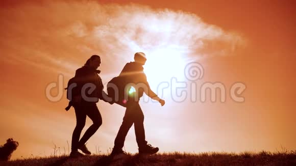 幸福家庭男女团队合作漫步携手剪影山顶阳光下游客的生活方式视频的预览图
