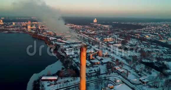 垃圾焚烧厂带有吸烟烟囱的垃圾焚烧厂工厂污染环境的问题视频的预览图