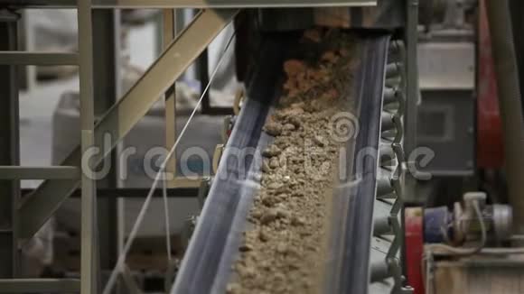 工厂输送带陶瓷工厂设备输送机上的粘土运输工业内部视频的预览图