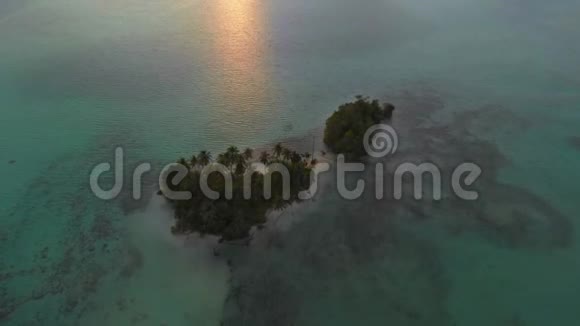 空中飞越热带岛屿白色海滩加勒比海绿松石水珊瑚礁印度尼西亚苏门答腊巴尼亚克群岛导游视频的预览图