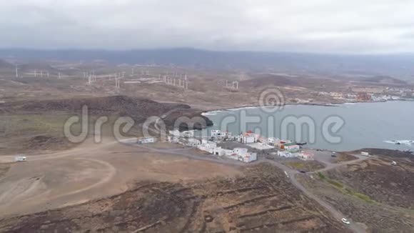 从西班牙加那利群岛特内里费海岸线高度的空中景观4K的无人机视频的预览图