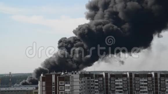 俄罗斯莫斯科大火中的黑烟视频的预览图