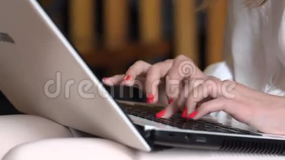 携带便携式笔记本电脑的少女在线交流视频的预览图
