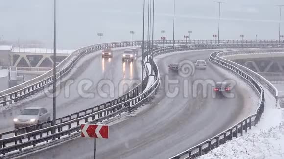 冬天汽车在雪道上行驶雪道上的交通暴风雪视频的预览图