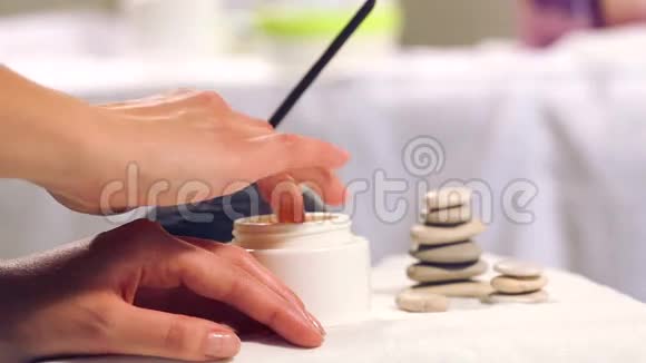 在水疗沙龙进行手部按摩美容院的手工护理在水疗沙龙按摩手指和手腕视频的预览图