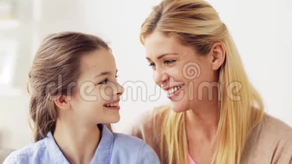快乐的妈妈和女孩互相看着视频的预览图