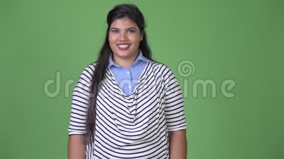 年轻的超重美丽的印度女商人绿色背景视频的预览图