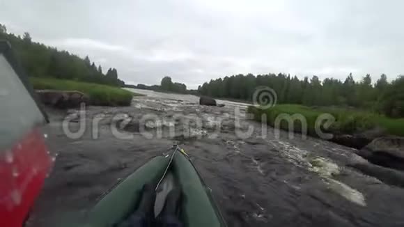 漂流皮划艇乘船迎水急流划船配对桨极限运动水上运动射击视频的预览图