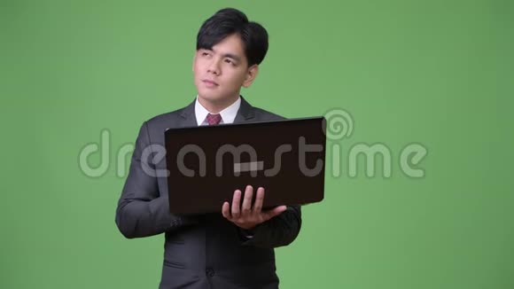 年轻英俊的亚洲商人用笔记本电脑视频的预览图