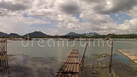 湖棚屋旁的竹筏视频的预览图