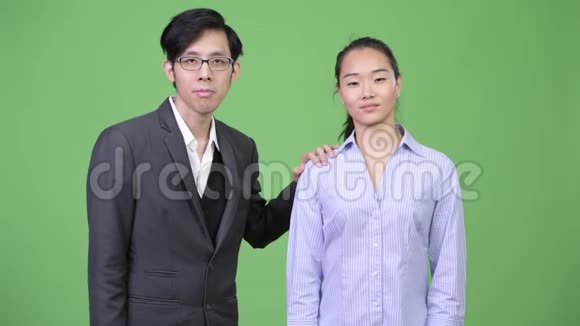 年轻快乐的亚洲商务夫妇在一起视频的预览图