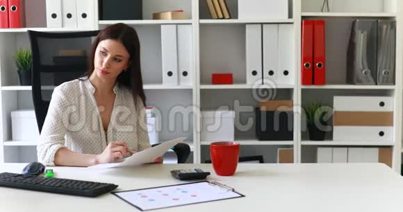 女商人坐在办公室椅子上在白色办公室工作视频的预览图