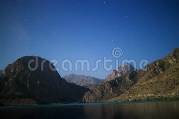 夜湖伊斯坎德库尔塔吉克斯坦时间流逝视频的预览图