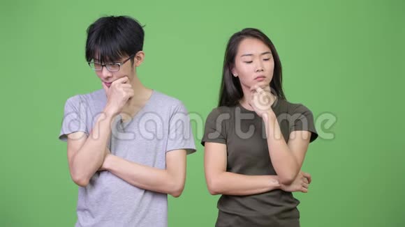 年轻的亚洲夫妇在一起思考视频的预览图