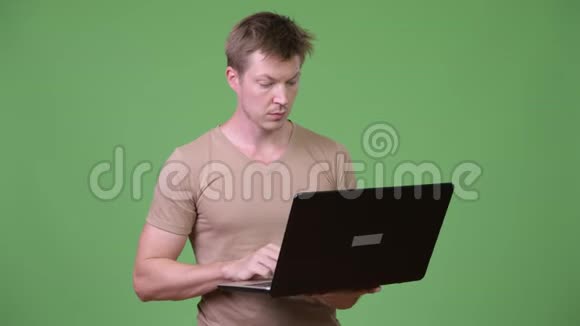 年轻英俊的斯堪的纳维亚人在使用笔记本电脑时思考视频的预览图