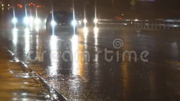 大暴雨期间城市高速公路上的夜间交通视频的预览图