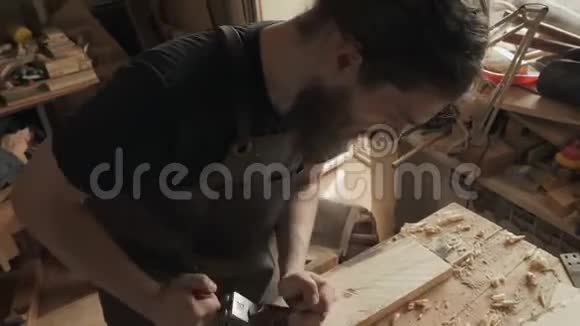 在车间工作的熟练工匠视频的预览图