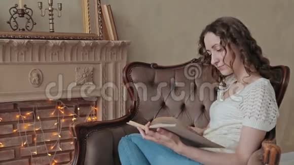女人在看书视频的预览图